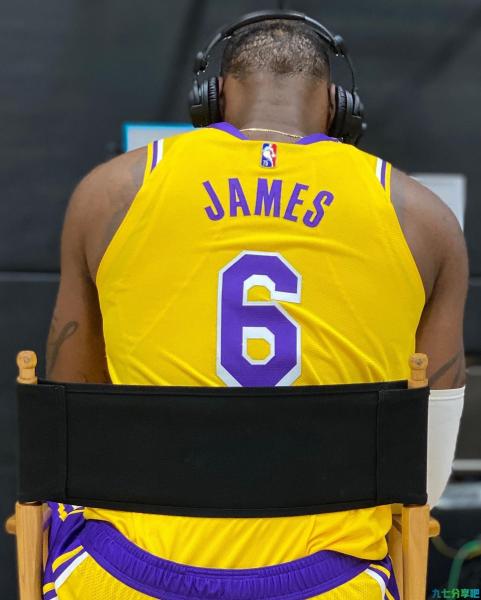 NBA官推晒詹姆斯媒体日现场照：生涯第19年的6号