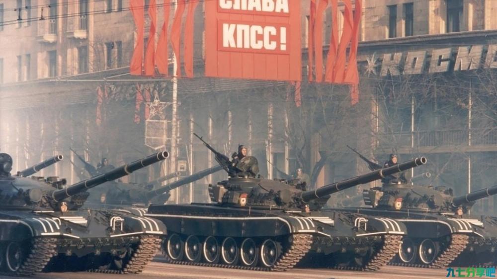 苏联实力强大，为何却在冷战中被美国拖垮，直接解体？
