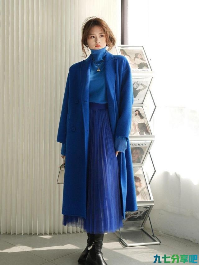 “克莱因蓝”才是今冬最火的颜色，高级更显气质，时髦精都爱穿