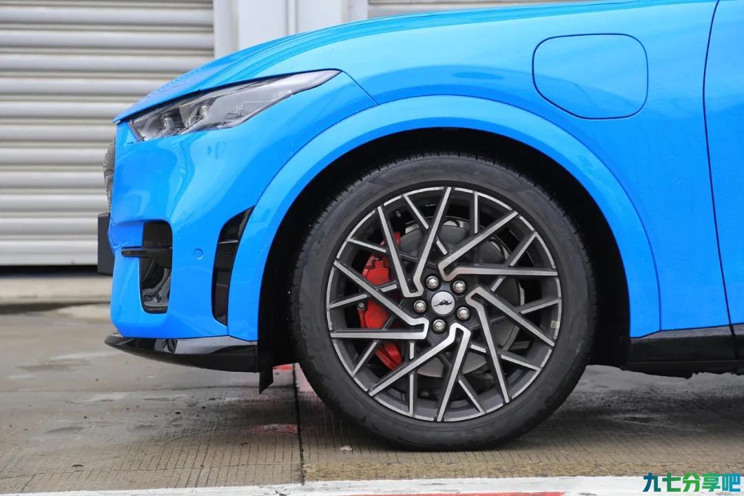 倍耐力P Zero搭载福特电野马，高性能电动车轮胎的秘密
