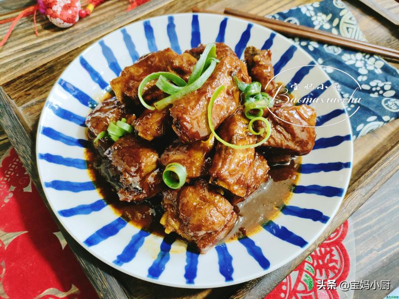 年夜饭吃红烧排骨，寓意节节高升，牢记这一步，颜色漂亮还好吃