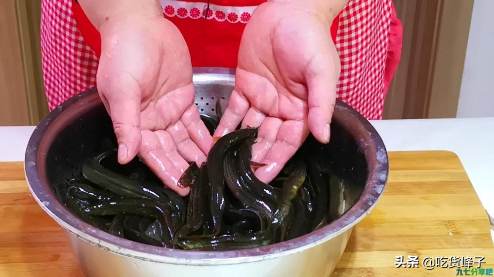 做泥鳅时，最忌直接下锅，教你正确做法，肉质鲜美，还没有土腥味