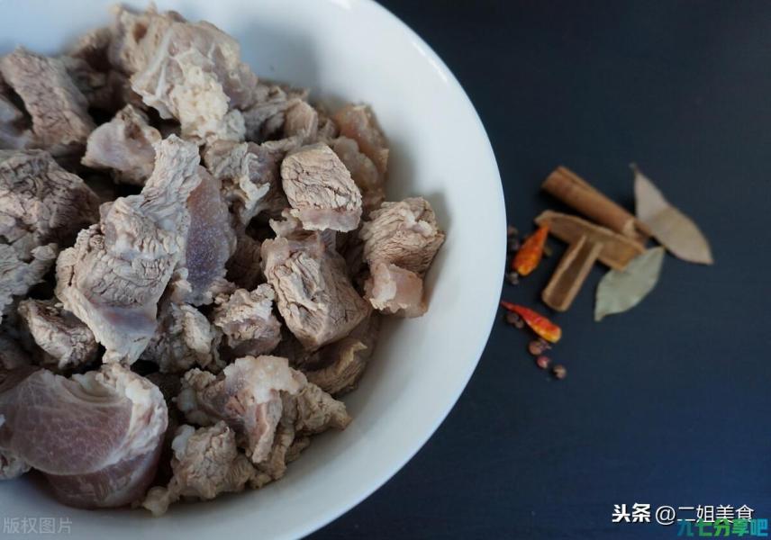 炖羊肉，牢记“1泡1焯4料”的方法，羊肉汤浓白肉质嫩，不膻不腻