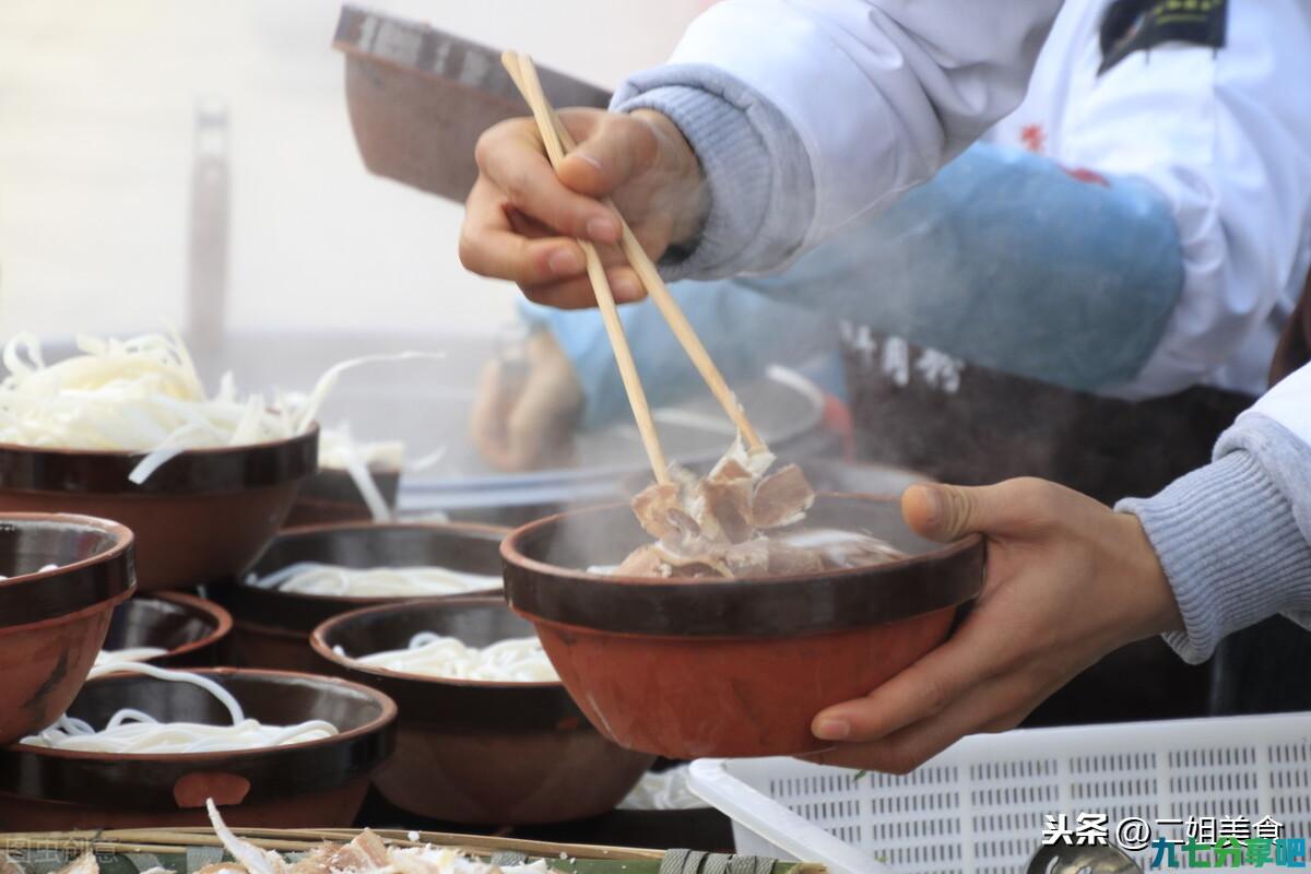 炖羊肉，牢记“1泡1焯4料”的方法，羊肉汤浓白肉质嫩，不膻不腻