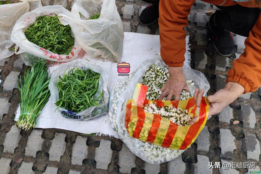 春夏之交，这盘槐花炒鸡蛋要记得吃，掌握3个小技巧，花香不流失