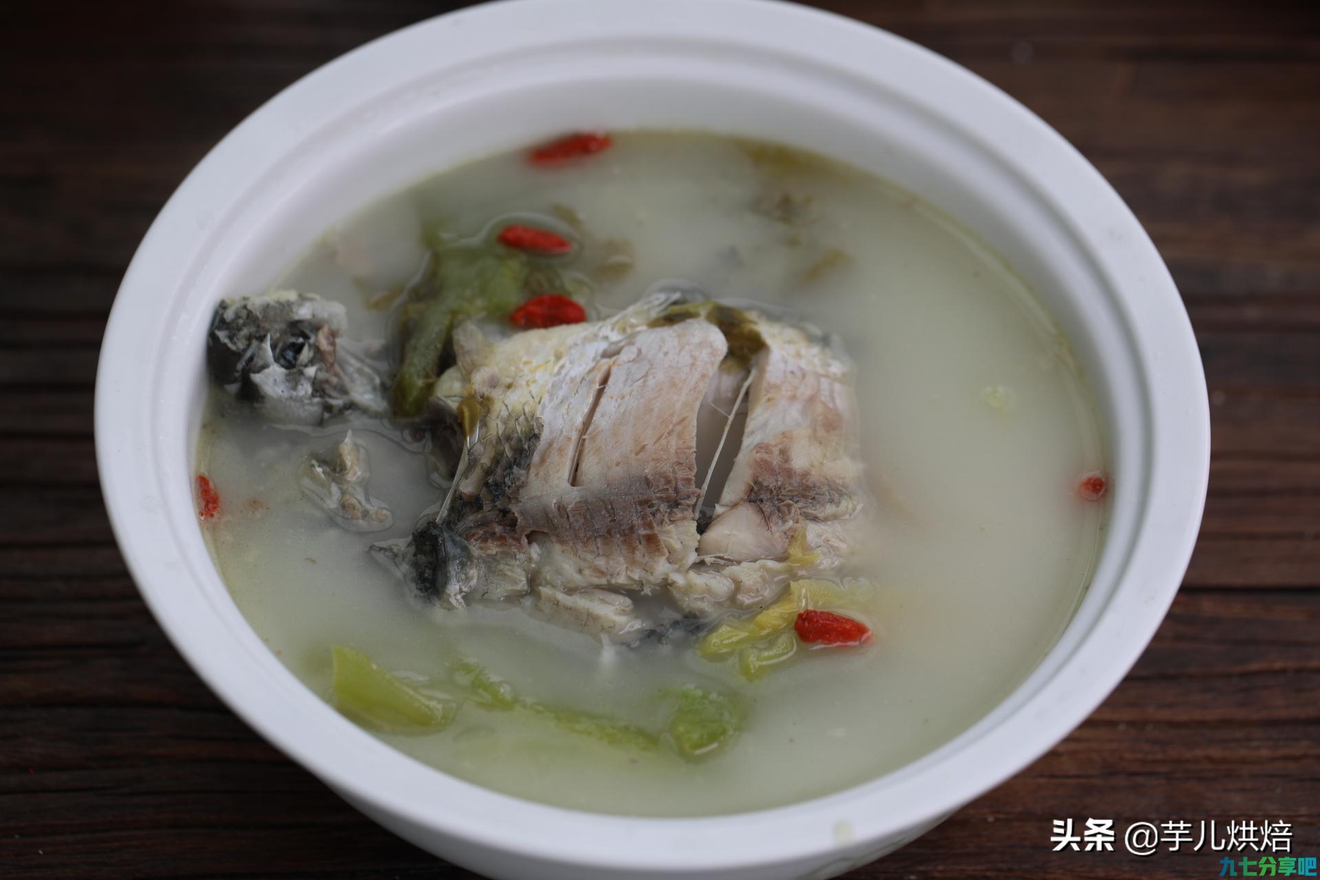 鲫鱼汤最营养的做法，教你4个小窍门，汤和牛奶一样白，美味不腥