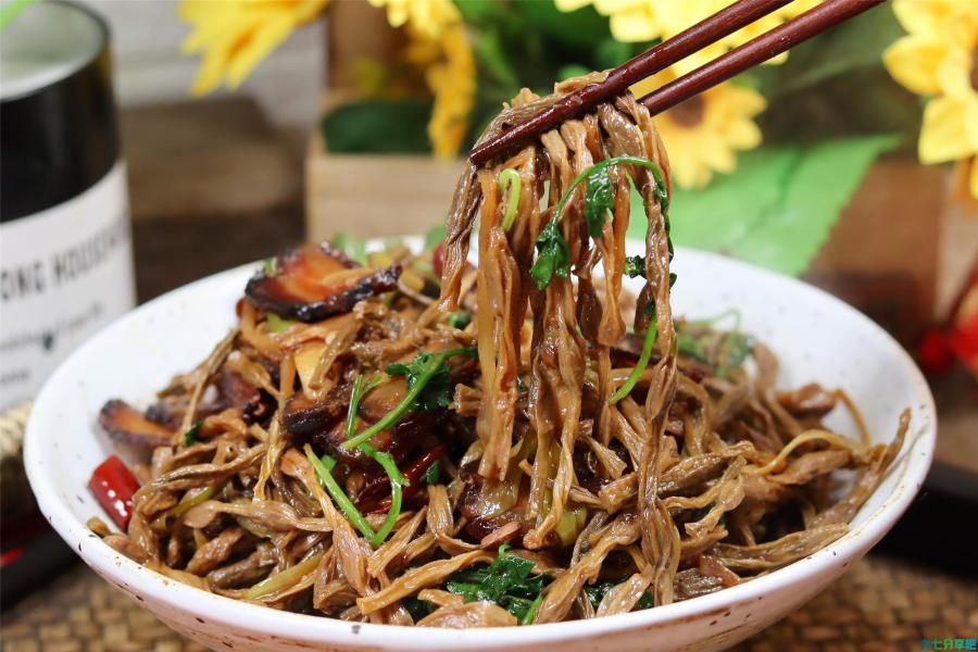 吃干豆角，要记住“先油后水”，熟得快还软乎，味道香入味好吃