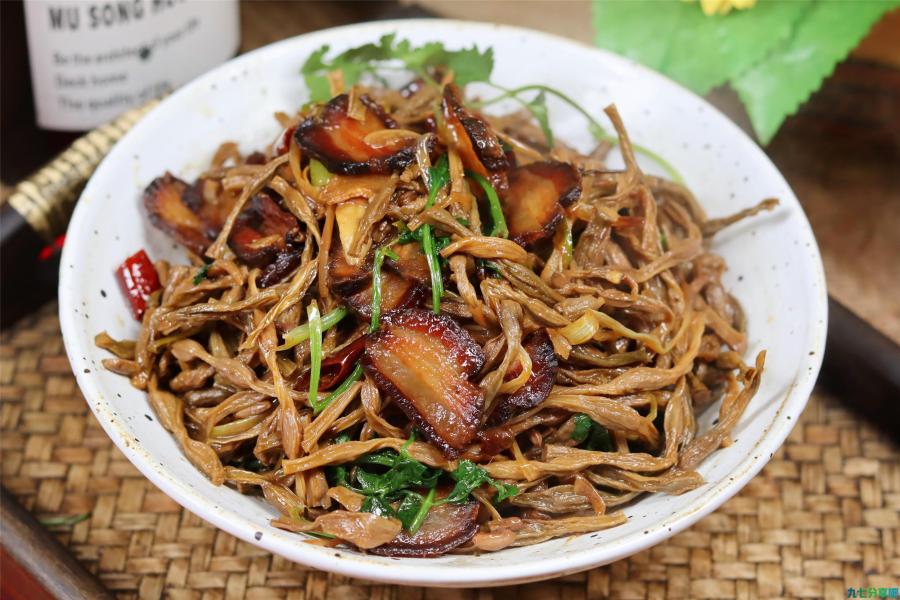 吃干豆角，要记住“先油后水”，熟得快还软乎，味道香入味好吃