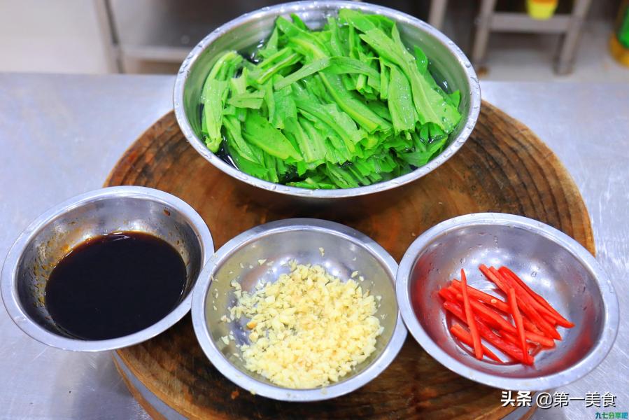 最常蒜蓉油麦菜，厨师长是这样做的，蒜香四溢，色泽翠绿不变色