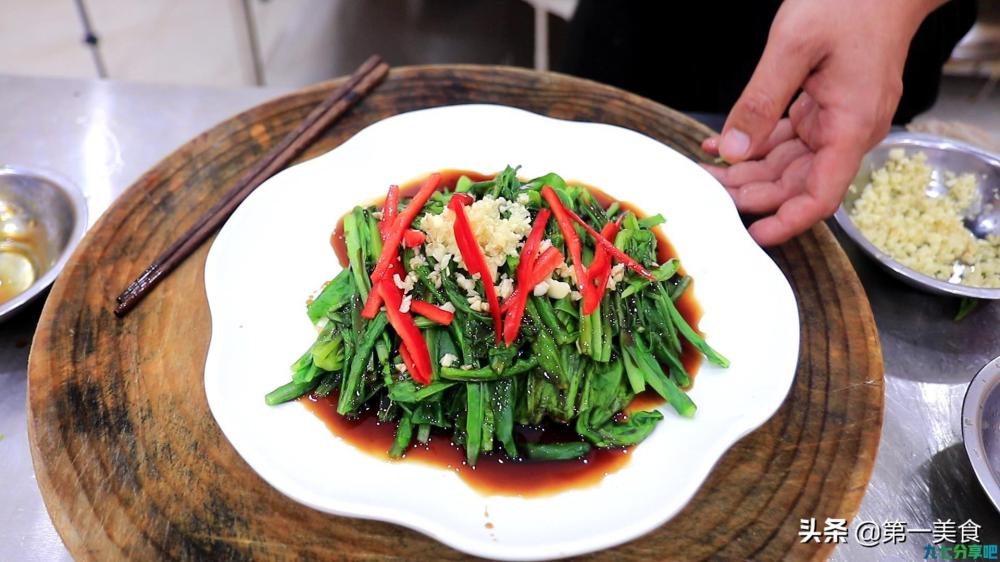 最常蒜蓉油麦菜，厨师长是这样做的，蒜香四溢，色泽翠绿不变色