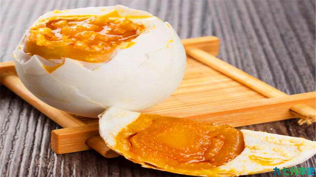 咸鸭蛋的3种美味做法，既方便又健康油脂也少，还特别下饭