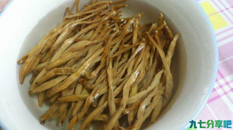 木耳搭配什么菜好吃？试试黄花菜，出锅鲜香味美味，营养开胃