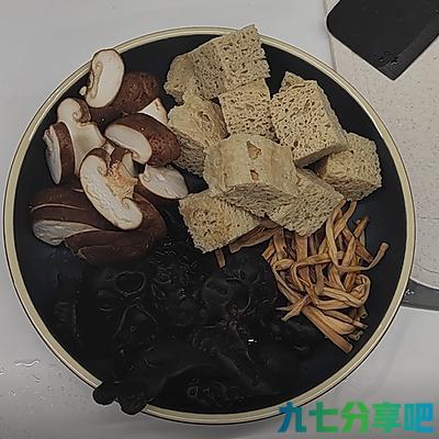 四喜烤麸 | 酱汁浓郁、Q弹美味的本帮菜，味道老嗲额