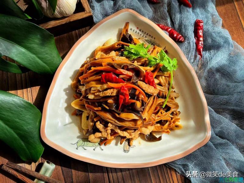 详细阅读:黄花菜含有软磷脂,比核桃还补脑,搭配它口感更清脆,营养更丰富 黄花菜含有软磷脂,比核桃还补脑,搭配它口感更清脆,营养更丰富