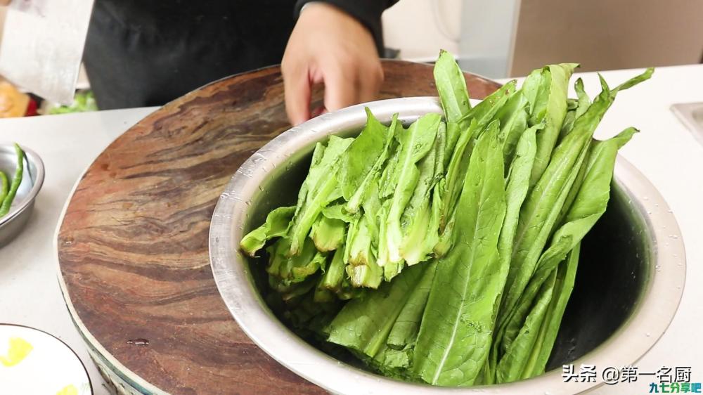 蒜蓉油麦菜怎样做才好吃？大厨分享小技巧，蒜香四溢，翠绿不出水