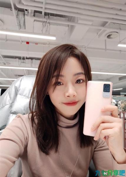 最美小米手机新款曝光：超窄边单孔曲面屏+骁龙7系芯