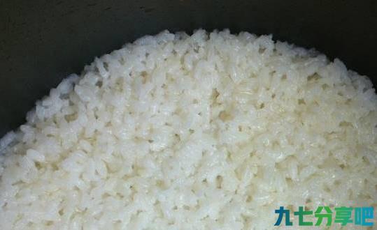做不了紫菜包饭就做它，大米蒸一蒸拌一拌，好看又好吃，孩子喜欢