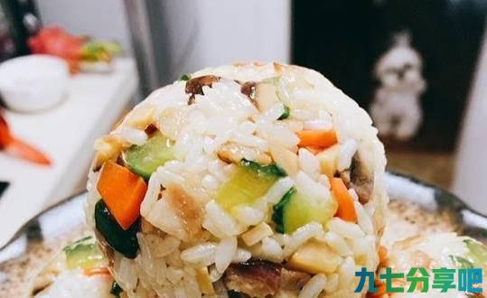 做不了紫菜包饭就做它，大米蒸一蒸拌一拌，好看又好吃，孩子喜欢