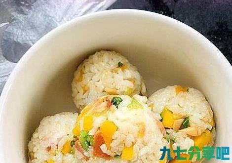 做不了紫菜包饭就做它，大米蒸一蒸拌一拌，好看又好吃，孩子喜欢