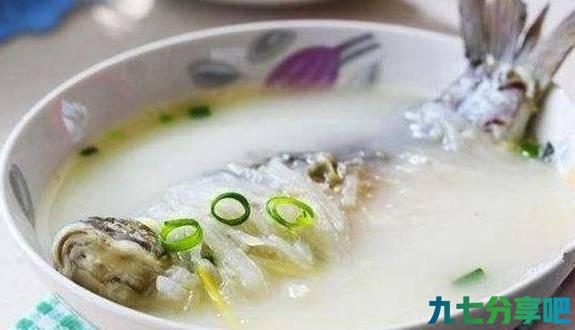 做鲫鱼汤时，千万不要直接炖，多做这一步，汤汁奶白又不腥，好喝