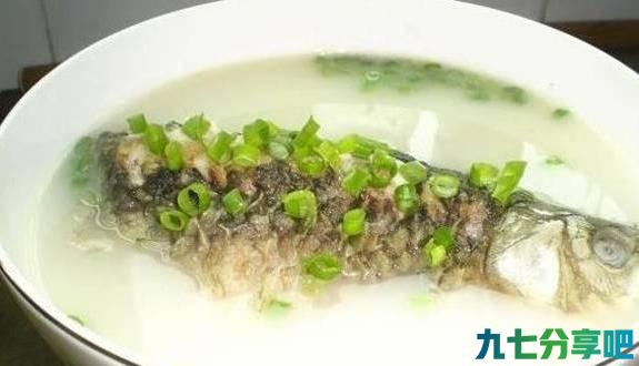 做鲫鱼汤时，千万不要直接炖，多做这一步，汤汁奶白又不腥，好喝