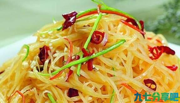 炒土豆丝时，先加盐还是醋？这一步做错，难怪土豆丝不脆，还发黑