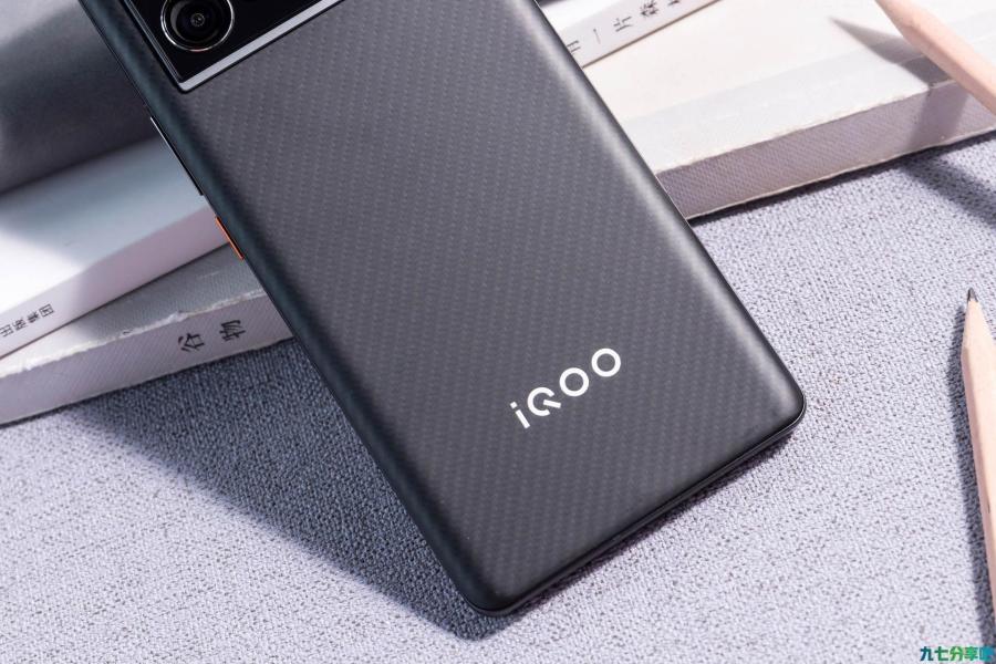 iQOO 9 Pro赛道版全平台开售，独特设计尽显速度美学