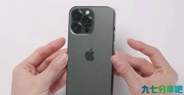 照片就是“照骗”，iPhone13苍岭绿配色翻车，上手真机与宣传图差距大