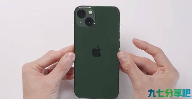 照片就是“照骗”，iPhone13苍岭绿配色翻车，上手真机与宣传图差距大