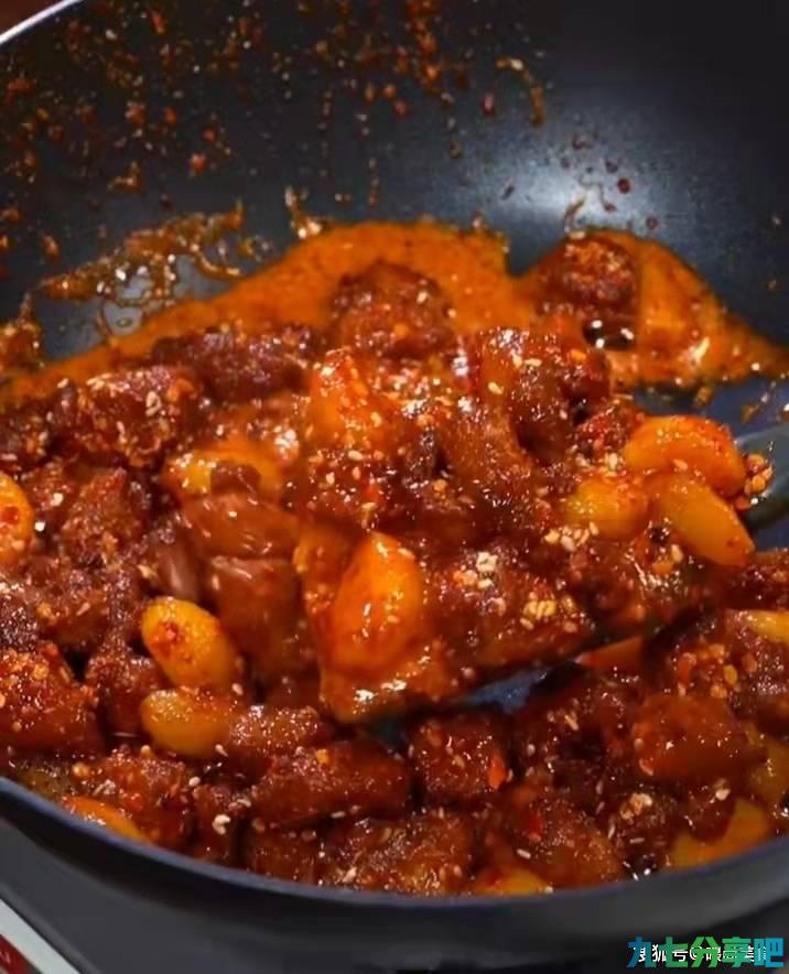 蒜香牛肉粒，韩式辣鸡爪，这两道菜新手一学就会，而且超级好吃