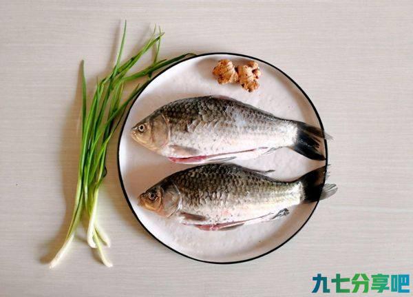 过年买鲫鱼，要分清“土鲫”和“工程鲫”，差别很大，很多人不懂