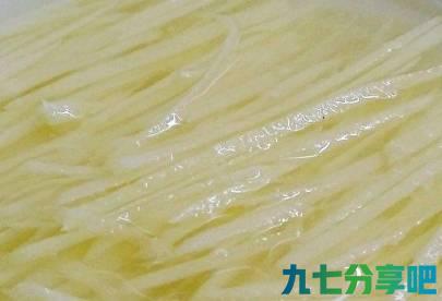 泡土豆丝时，万万不能用错“水”，否则炒出来的土豆丝粘锅不清脆