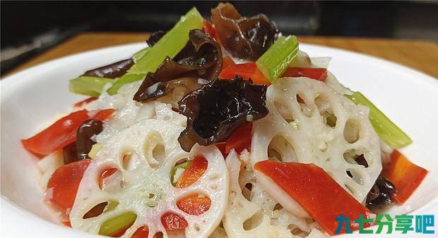 莲藕这样做来吃非常不错，成菜口感爽脆清香味美，上桌全家抢着吃