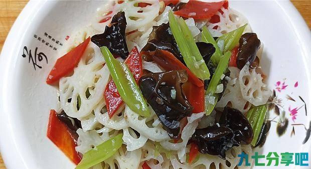 莲藕这样做来吃非常不错，成菜口感爽脆清香味美，上桌全家抢着吃