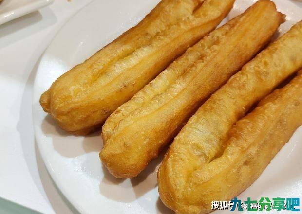 炸油条，用泡打粉还是小苏打？都不对，教你家常做法，蓬松又酥脆