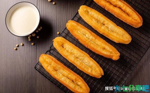 炸油条，用泡打粉还是小苏打？都不对，教你家常做法，蓬松又酥脆