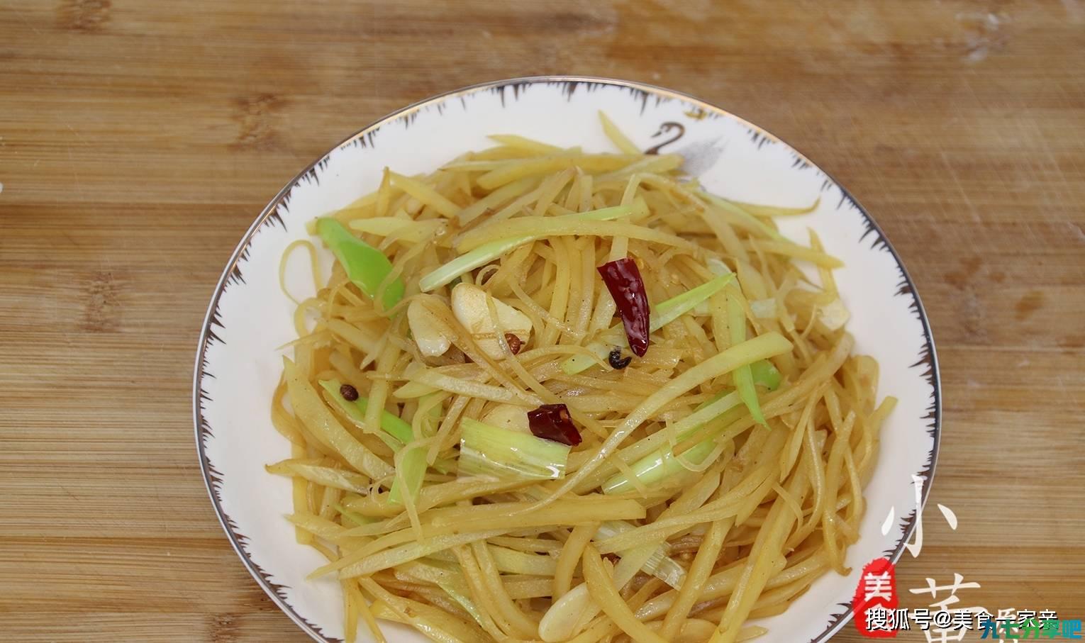 炒土豆丝时，别再直接下锅，很多人忽略这1步，土豆丝不脆还粘锅