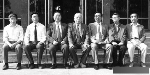 华人数学界的骄傲，虽然他争议很大，但是我知道我没有资格评判他