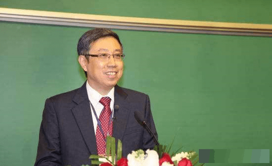华人数学界的骄傲，虽然他争议很大，但是我知道我没有资格评判他