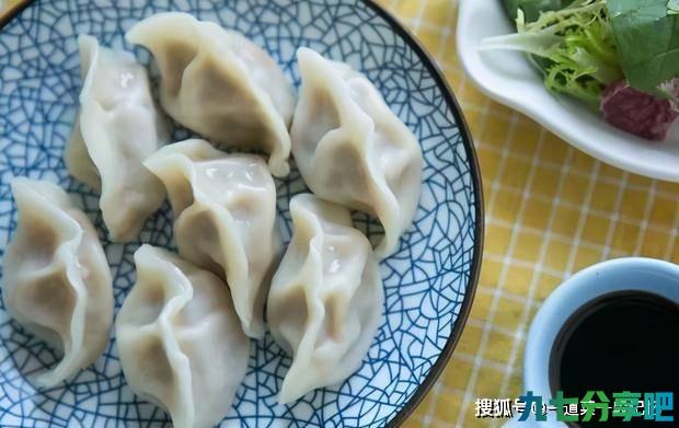 煮冻饺子总是破皮？牢记3个技巧，饺子煮好不破皮，吃着像鲜饺