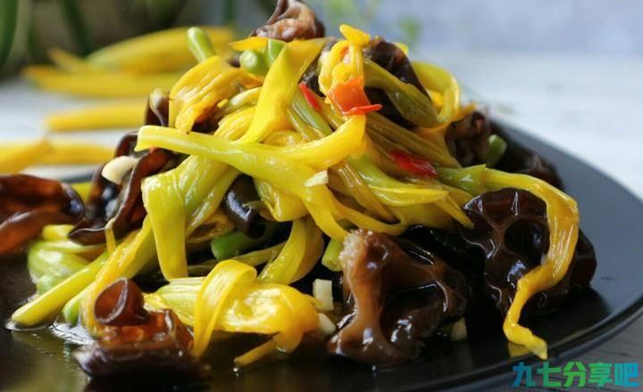 黄花菜和木耳都是咱们平常生活中特别常吃的食材
