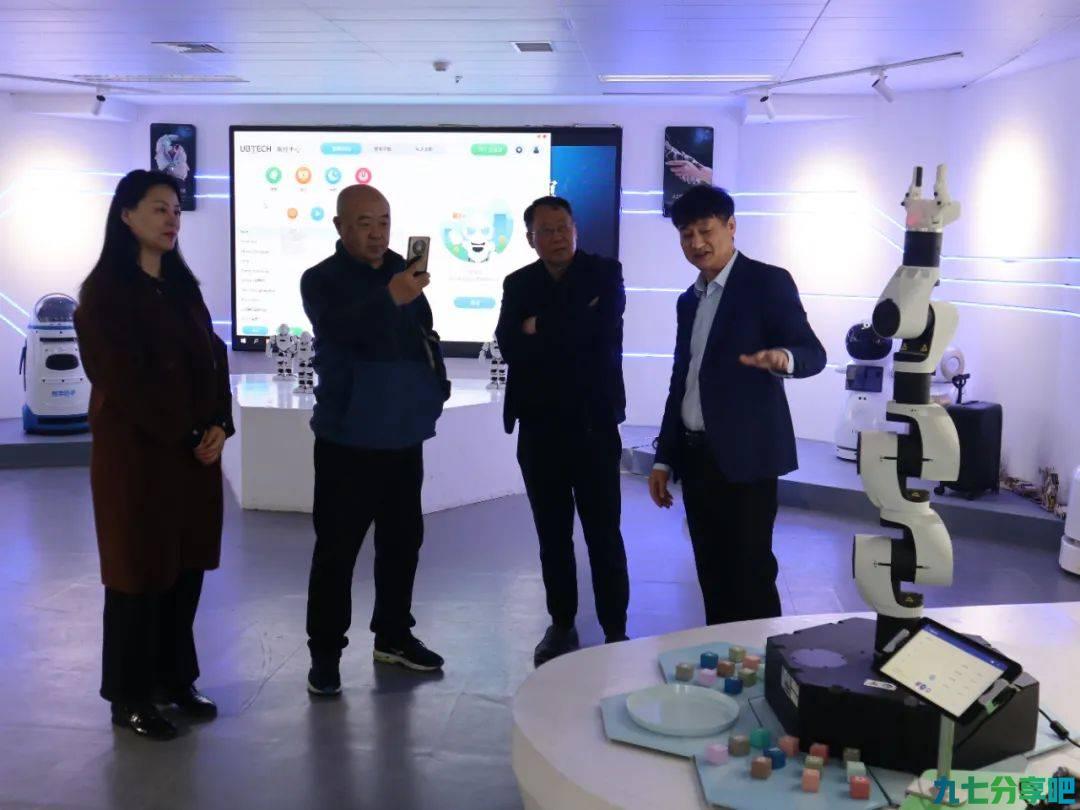 河南应用技术职业学院副院长左智成，后勤处处长孙岩一行莅临展览馆参观