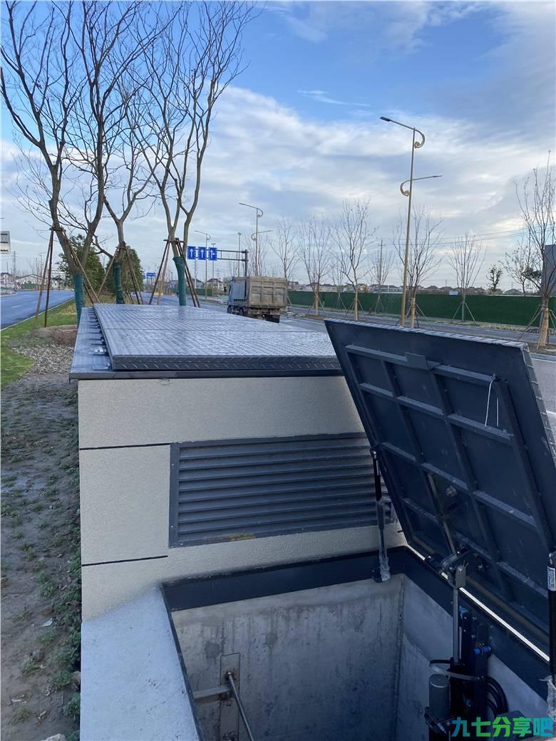 新光智能技术支持赴泰州京泰路管廊调试智能液压井盖