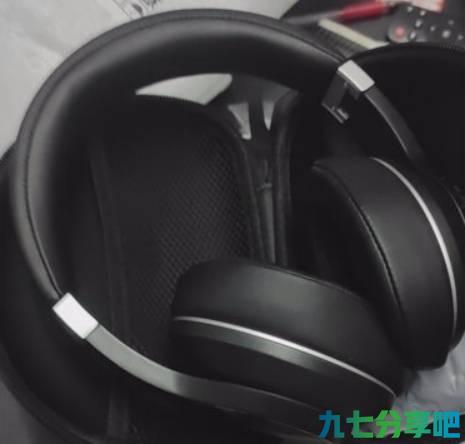 动感姿态舒适耐听，头戴降噪蓝牙耳机，带来纯净立体音
