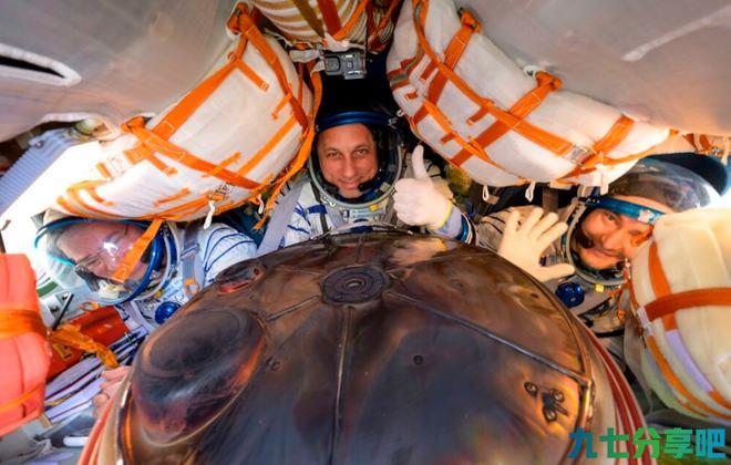  美国宇航员乘坐俄“联盟”飞船返回地球 落地后开心竖起大拇指 第1张