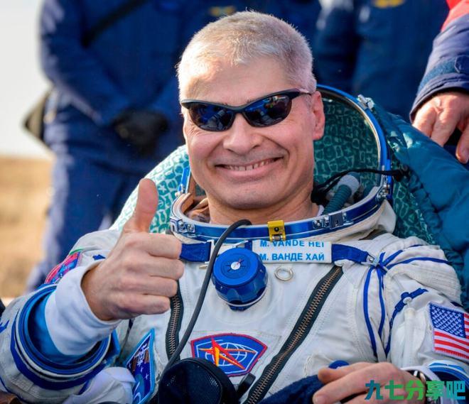  美国宇航员乘坐俄“联盟”飞船返回地球 落地后开心竖起大拇指 第2张
